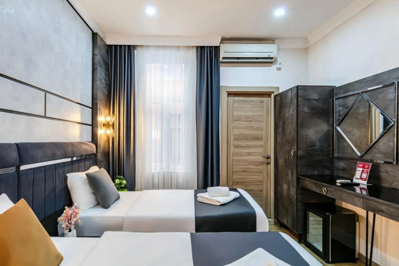 La Pazza Suites