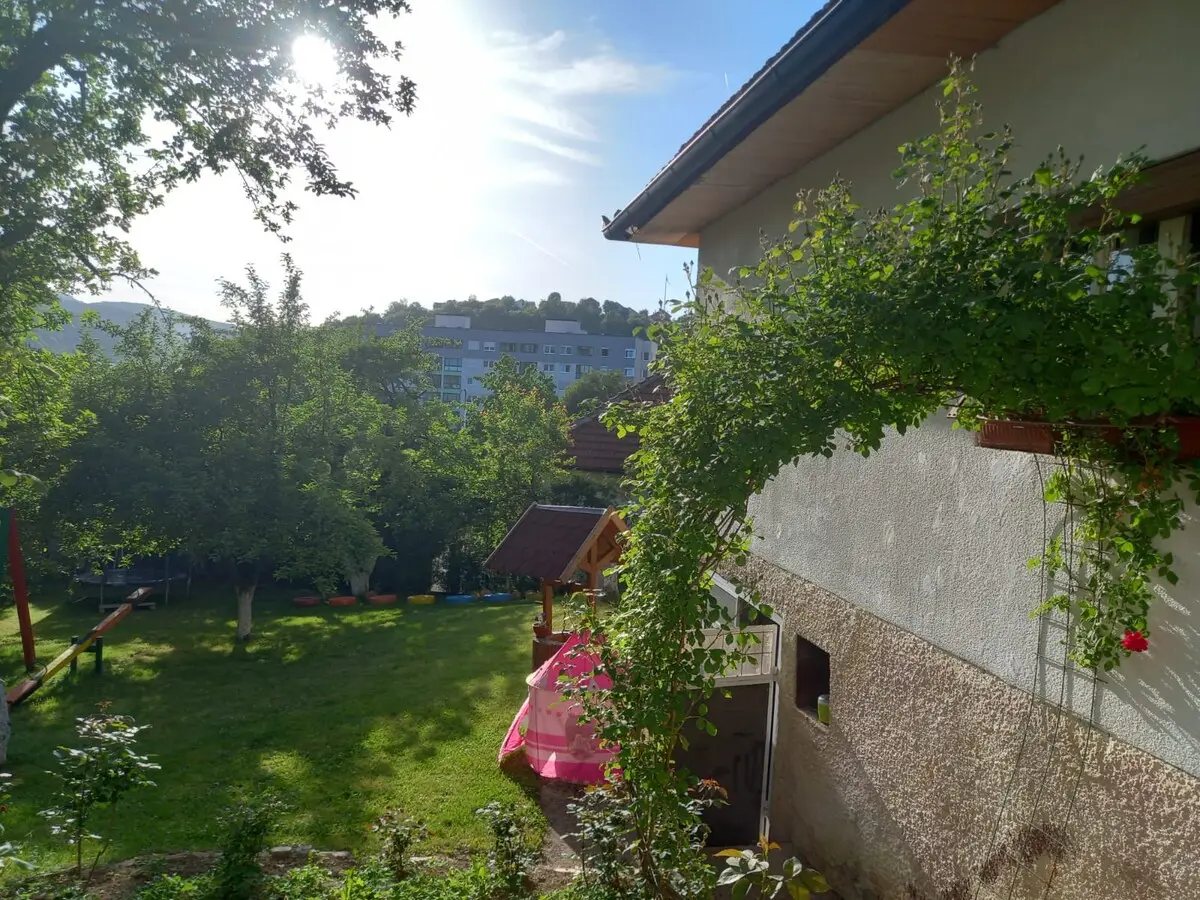1-min to Bus /  House with Big Garden and BBQ