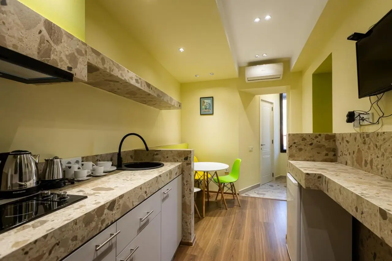 Apart Meidani - Stylish Old Town Apartment with Balcony & Synagogue View
