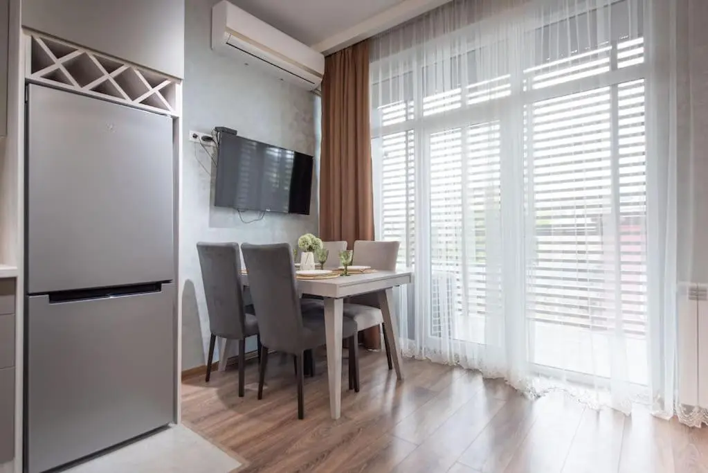 2-Bedroom Apartment with Spacious Balcony - Self Check-In - 5 Min to Metro