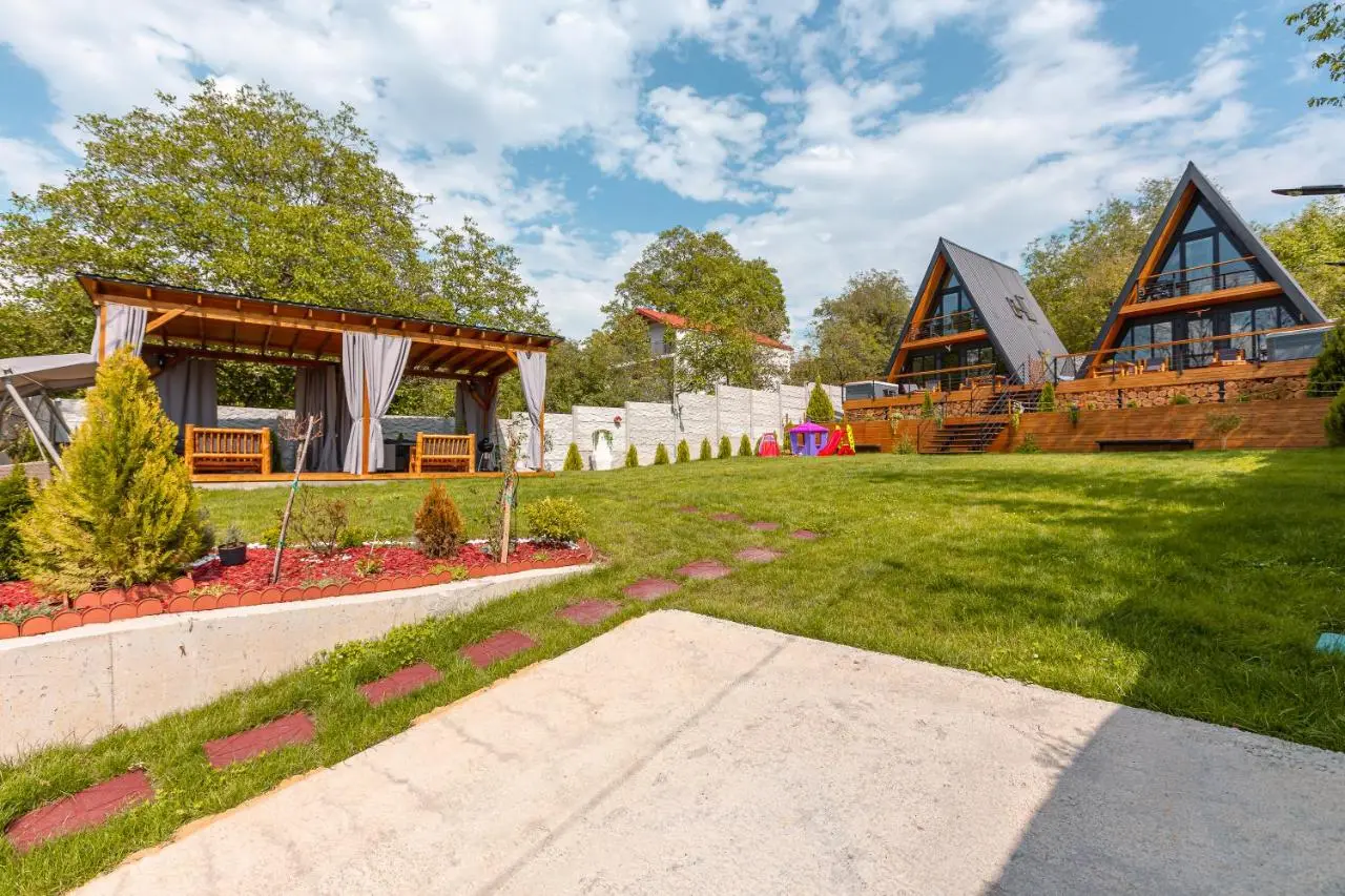 Luxury Cottages with Hot Tubes, Garden and BBQ