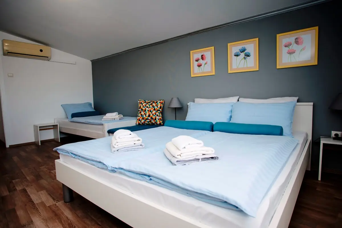 Sunshine Apartment – Pool, River & Garden Oasis