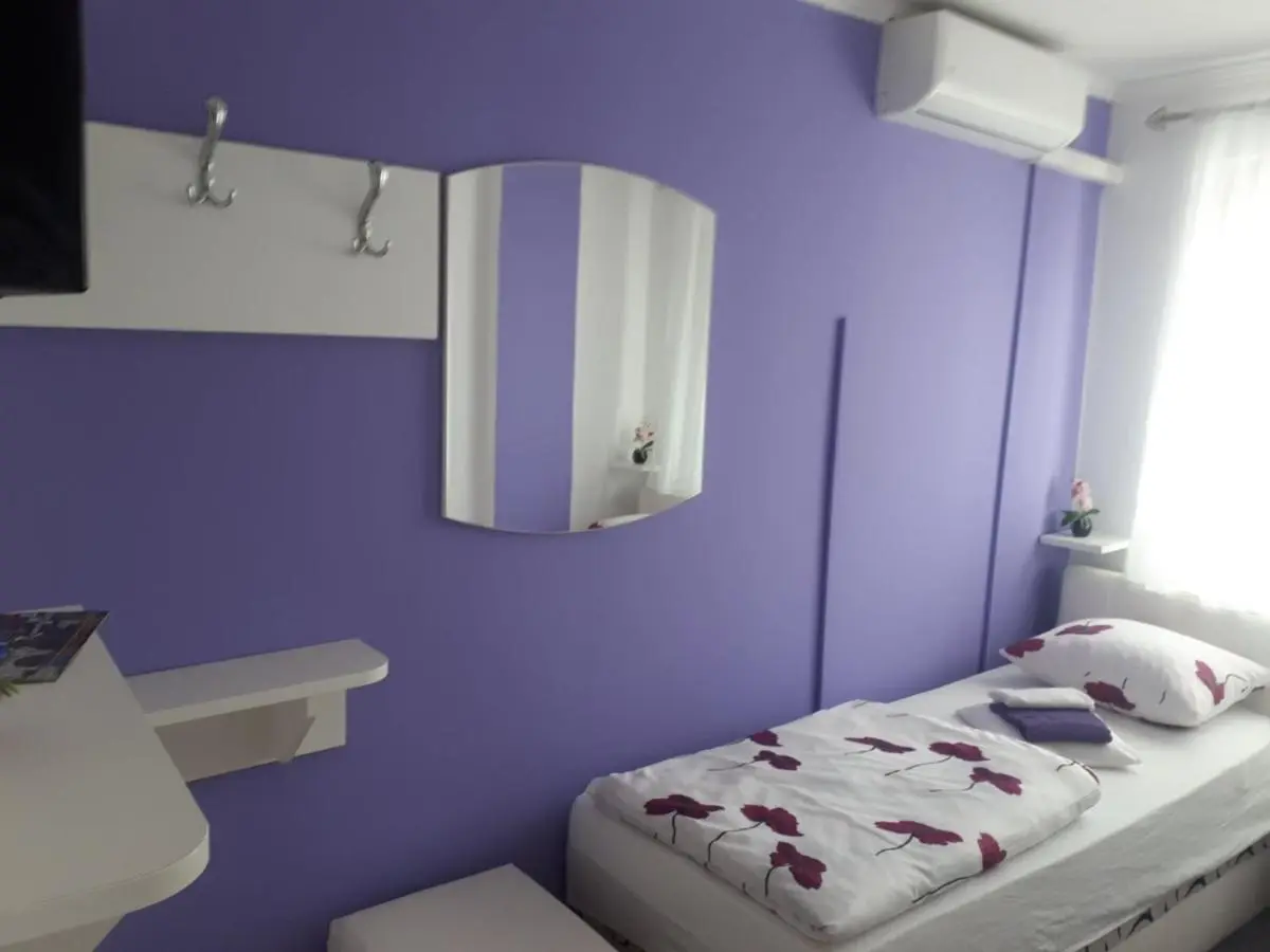Hostel Mirror
