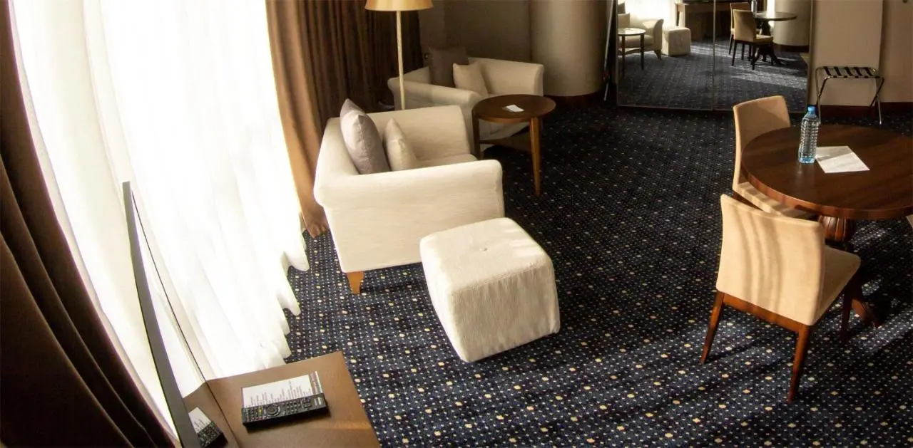 Parkside Hotel & Apartments