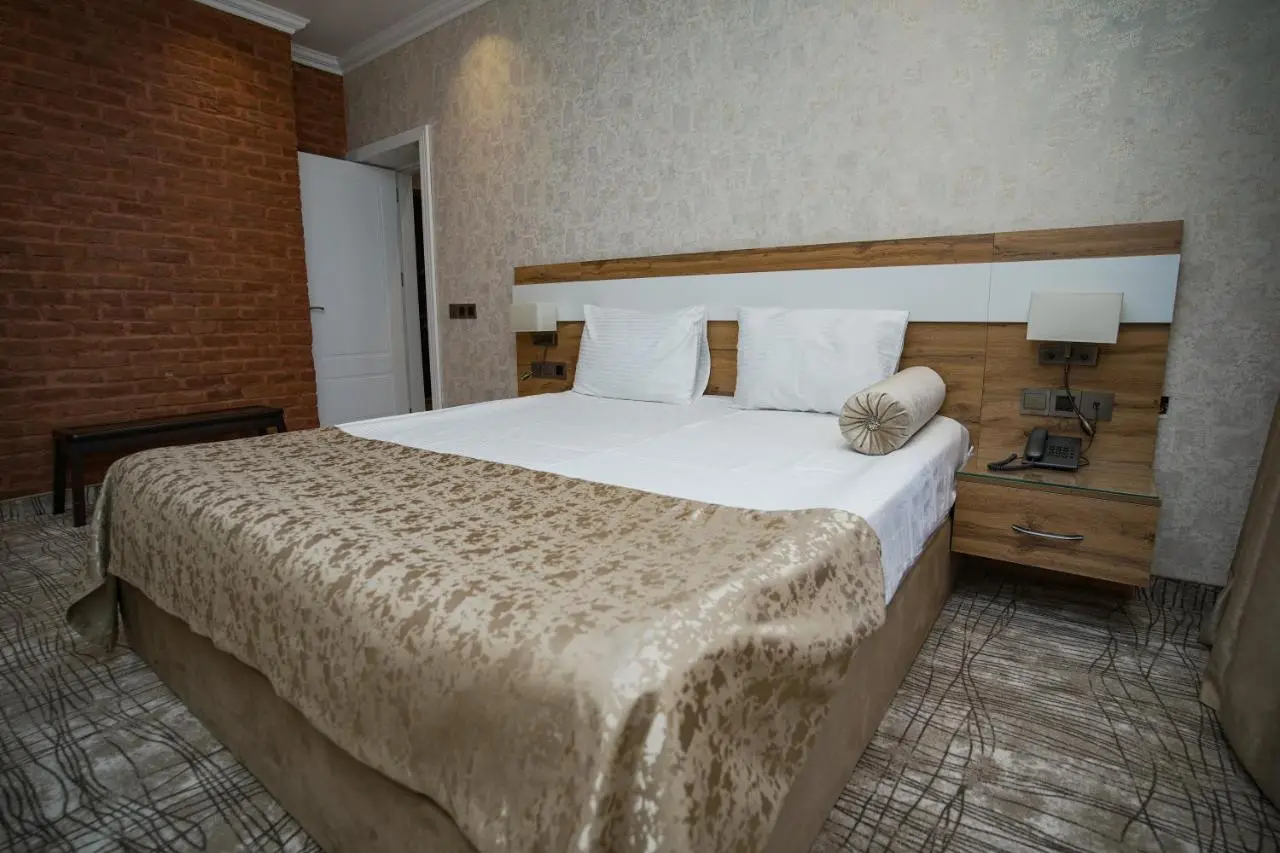 LakeSide Hotel & Spa