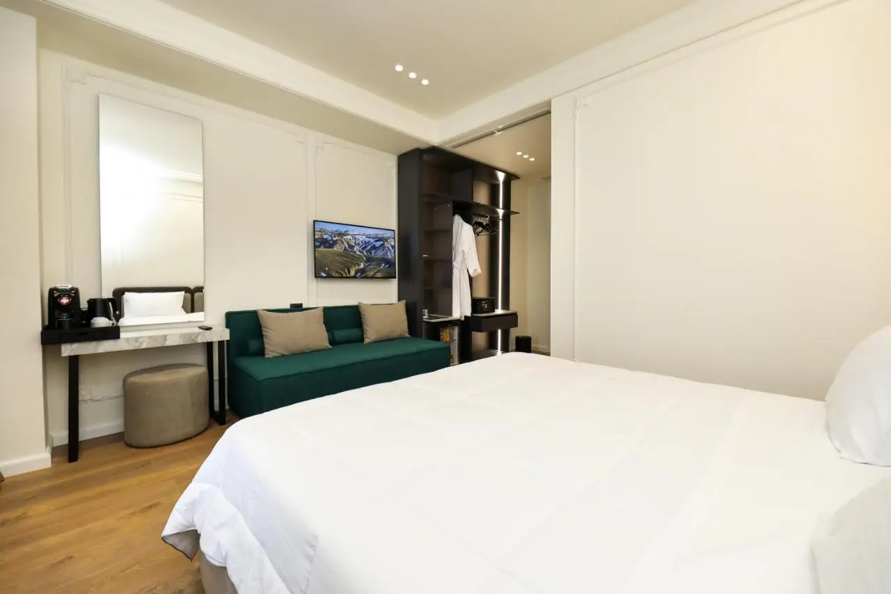 Hotel Adore