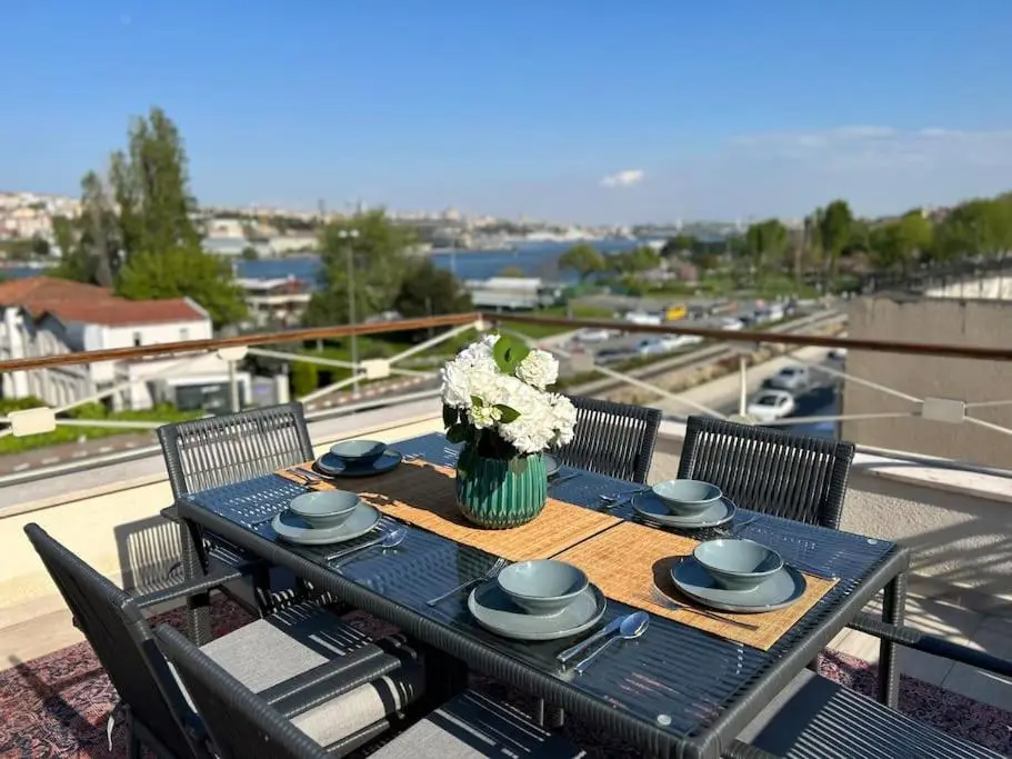 Waterfront Villa by the Tram - Private Terrace with Dome & Golden Horn View in Fatih