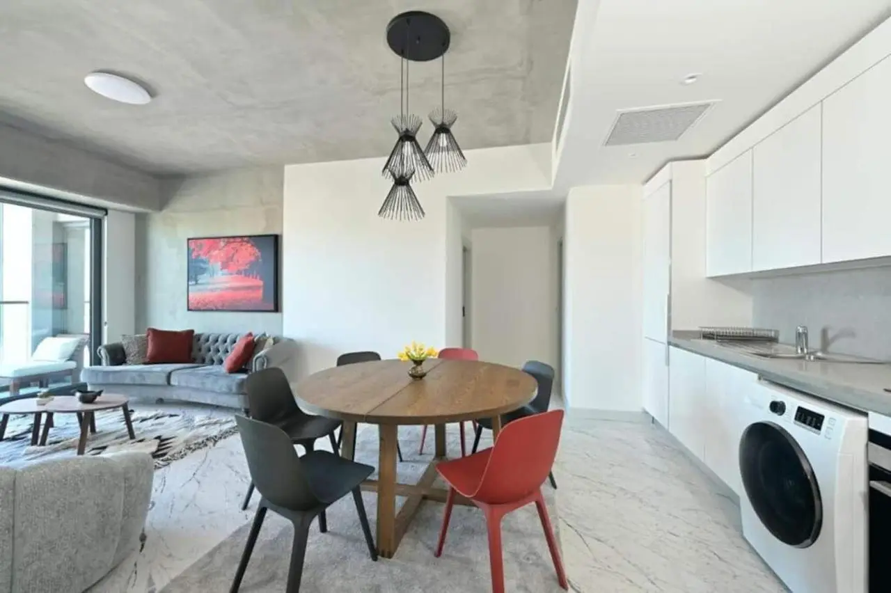 Bright Lovely Modern 2BD25 Condo PoolGym! #220