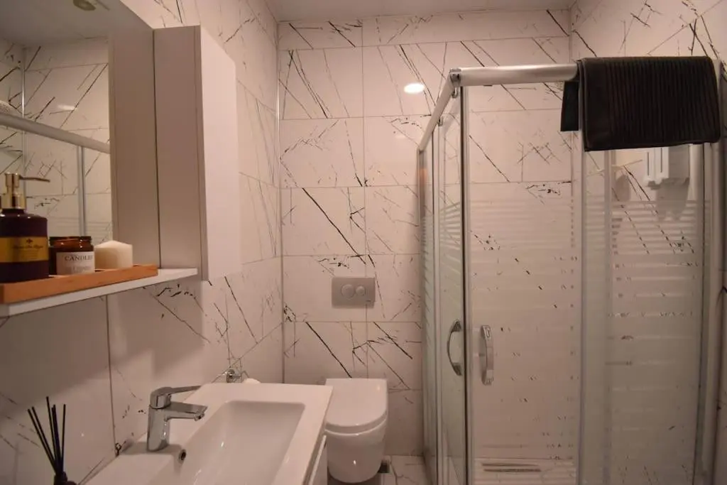 Stunning 6BR 4Bath near Tram
