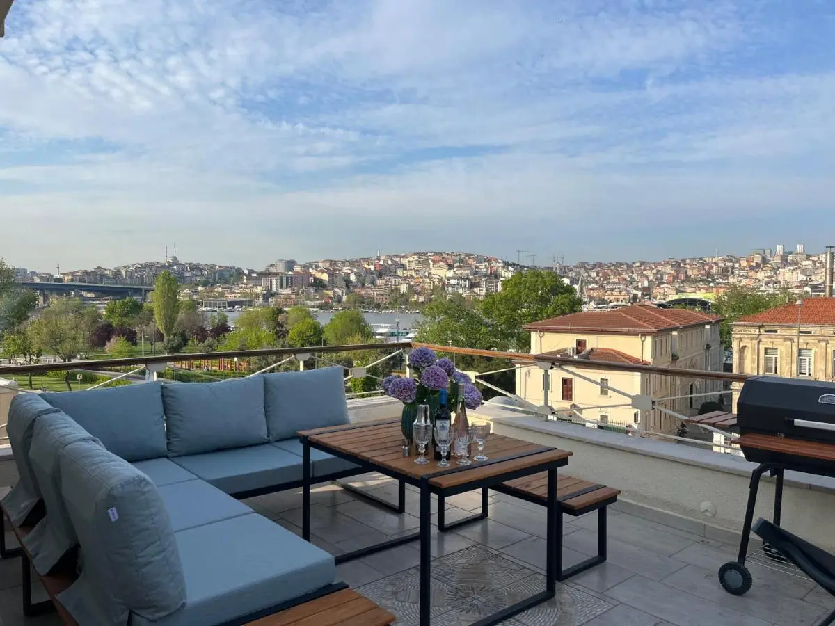 Waterfront Apartment by the Tram - Terrace with Dome & Golden Horn View in Fatih
