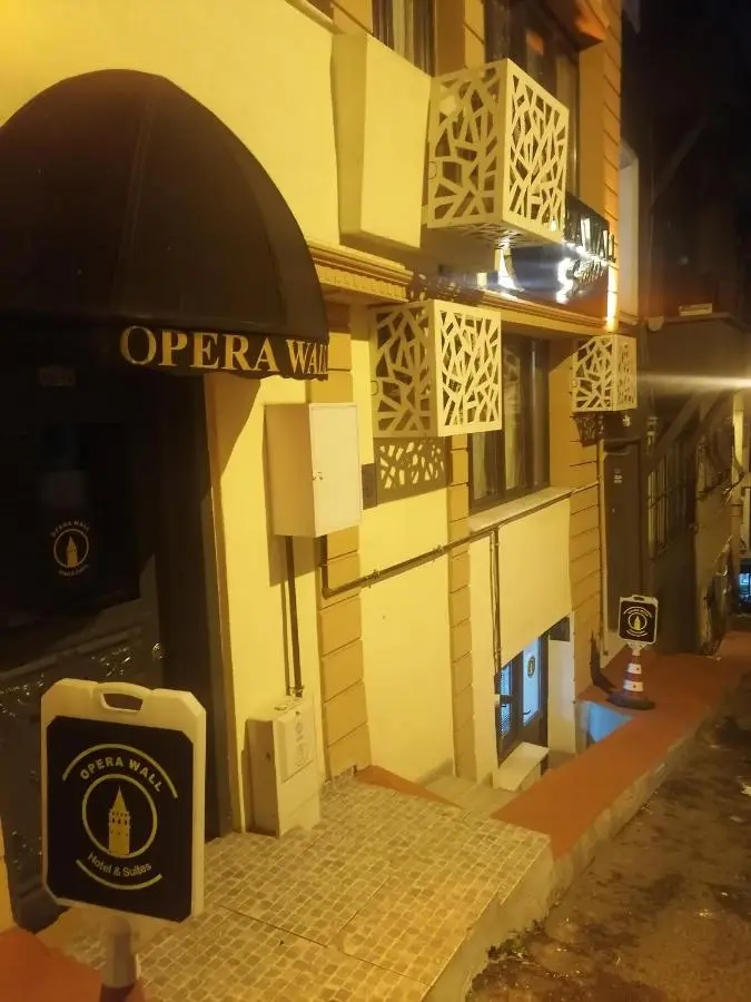 opera wall suite