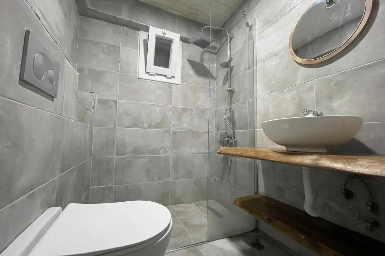 baesment 2BR apt with 2toilet and 2bath 8min to metro #1