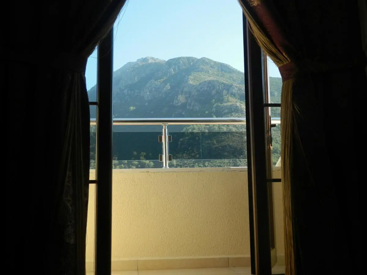 Han Deluxe Hotel