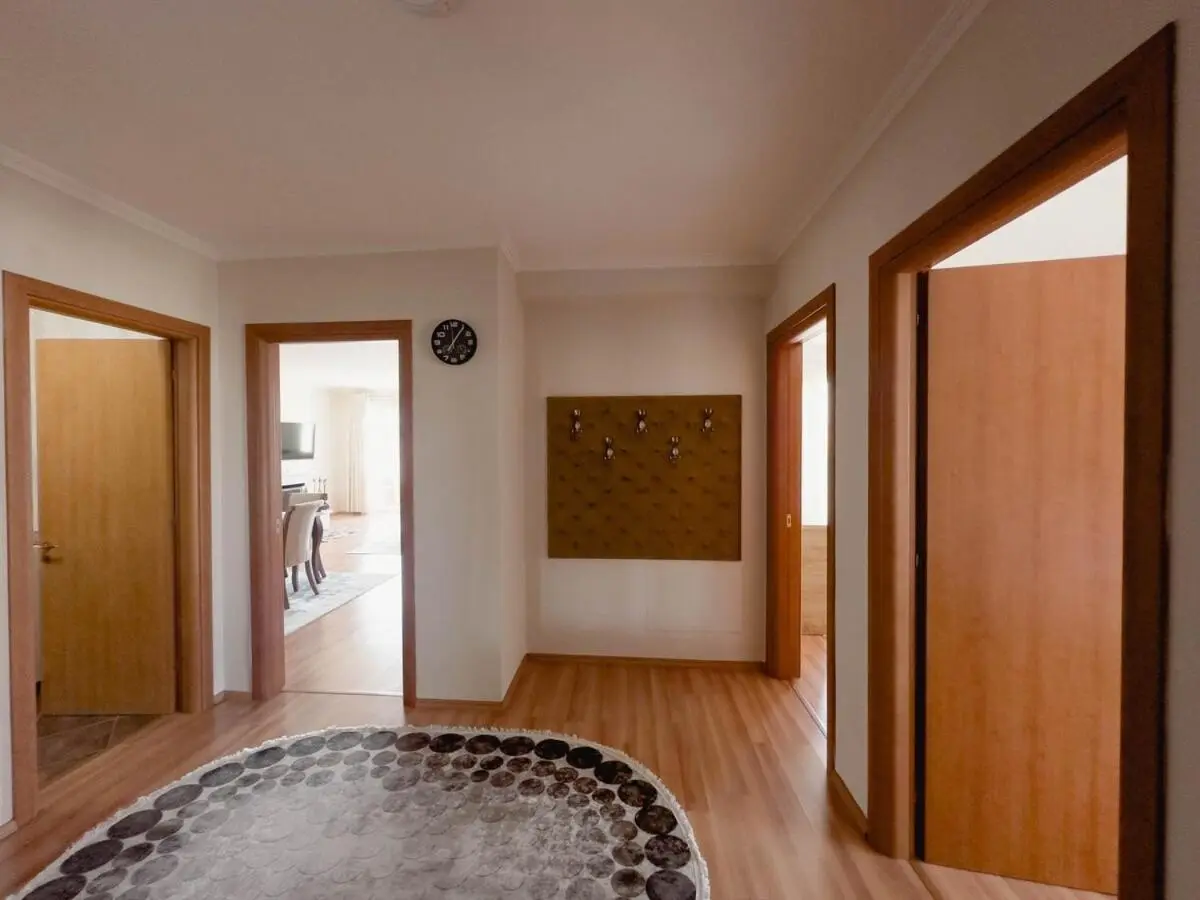 Whole Floor Apartment In Upscale Neighborhood