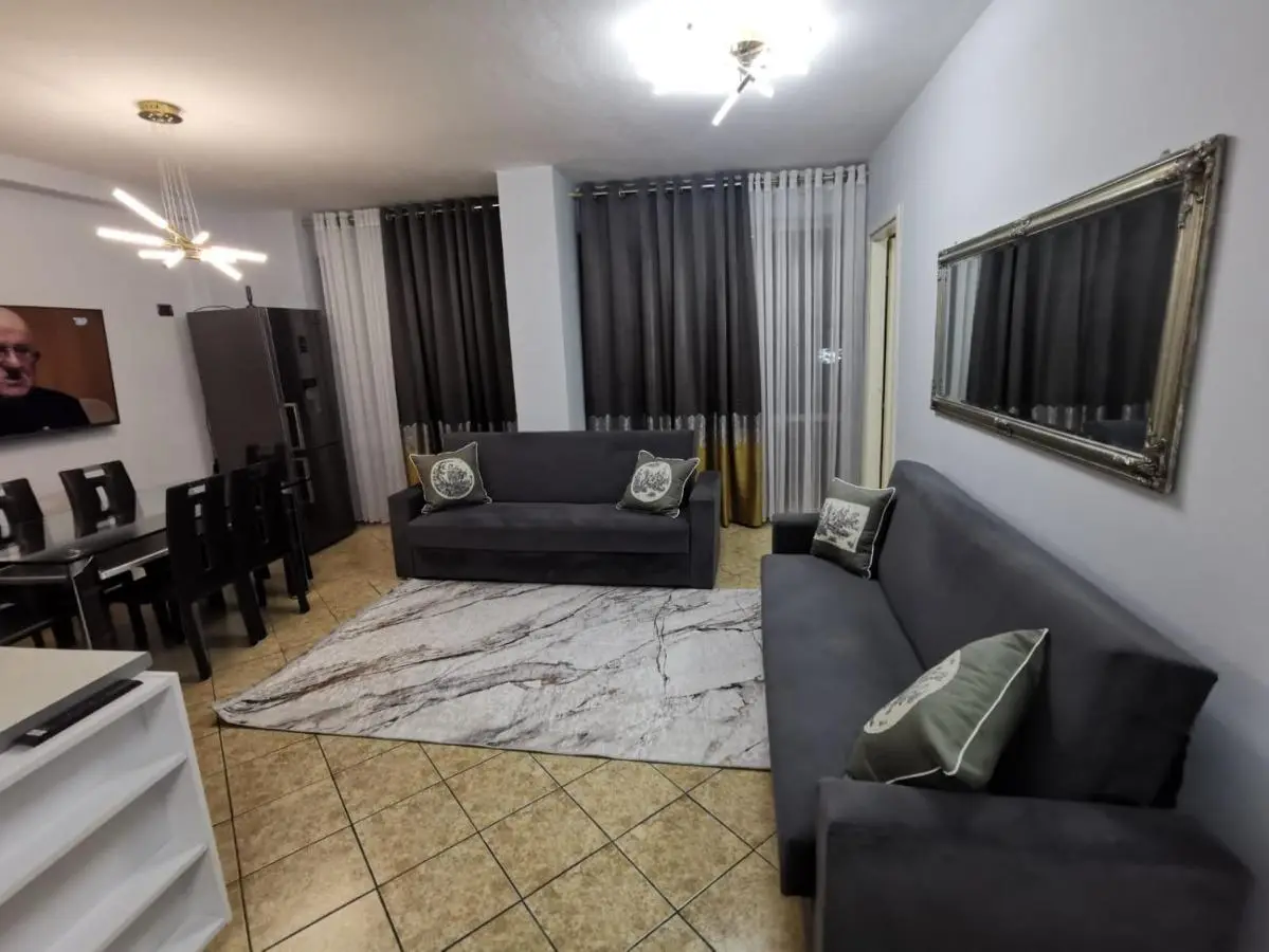Elda Yellow Palace, Pazari i Ri Apartments
