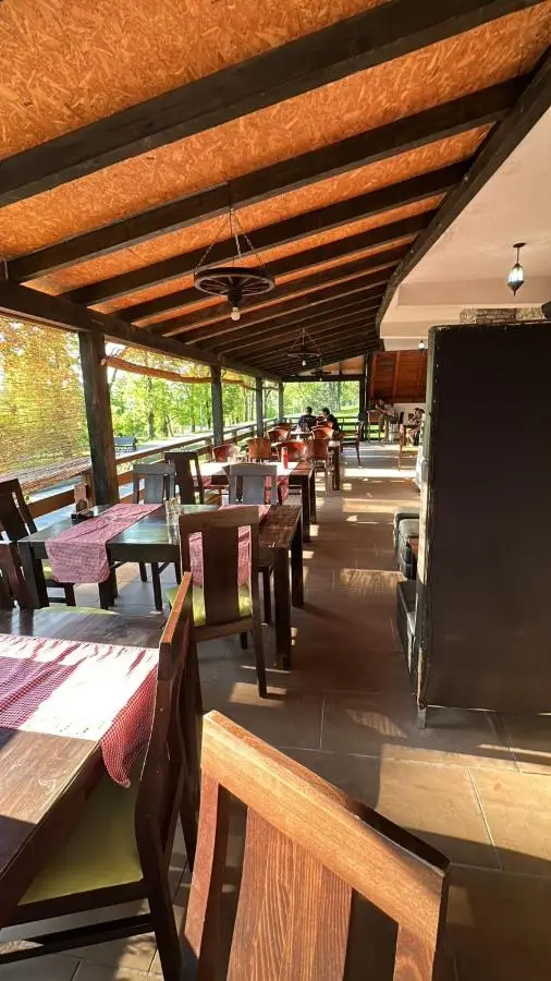 Prenoćište/Restoran Lovac