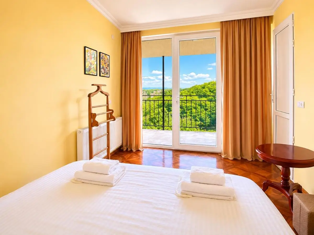 Lia's Guest House