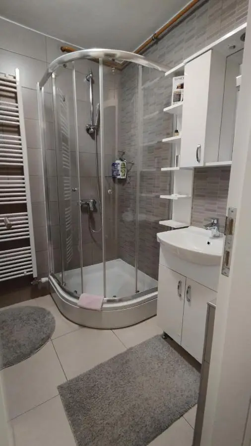 Quiet Apartment in City Center, Free Private Parking