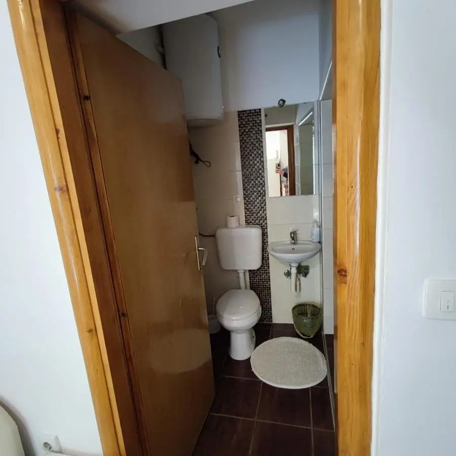 Apartments and rooms Lena
