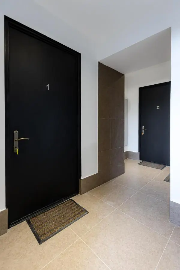 Apart Meidani - Stylish Old Town Apartment with Balcony & Synagogue View