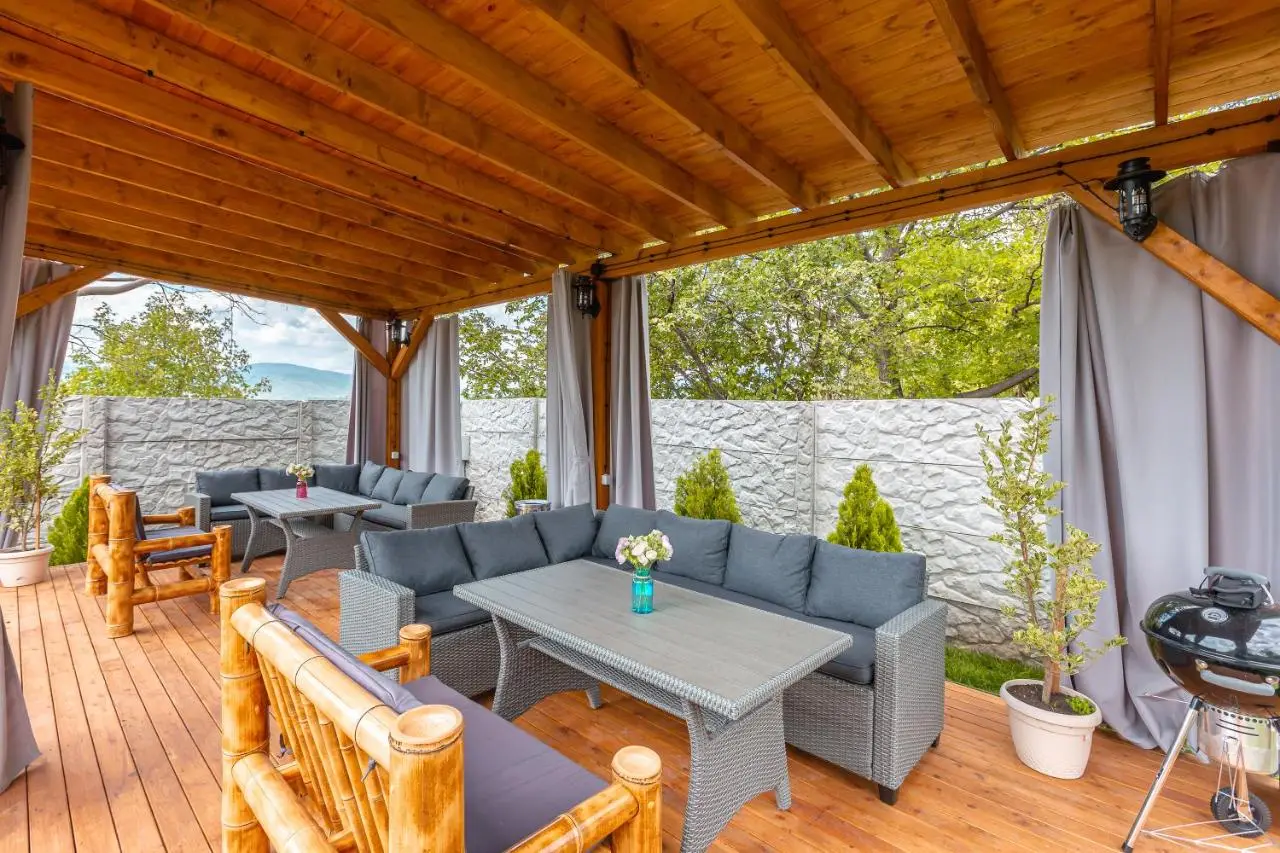 Luxury Cottages with Hot Tubes, Garden and BBQ