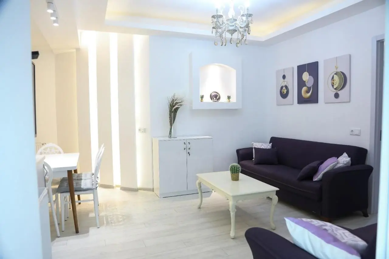 2-bedroom the entire apartment Very central Location 3 minutes walk to central square, Kolkha Fountain