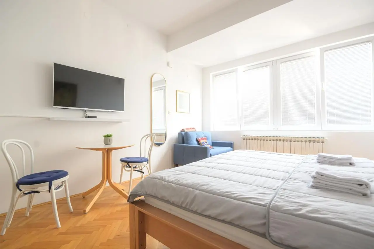 STUDIO APARTMENT SiLVER
