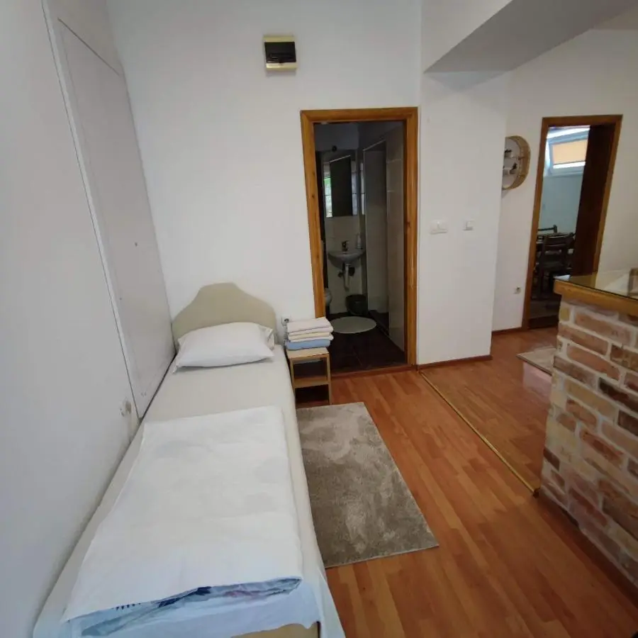 Apartments and rooms Lena