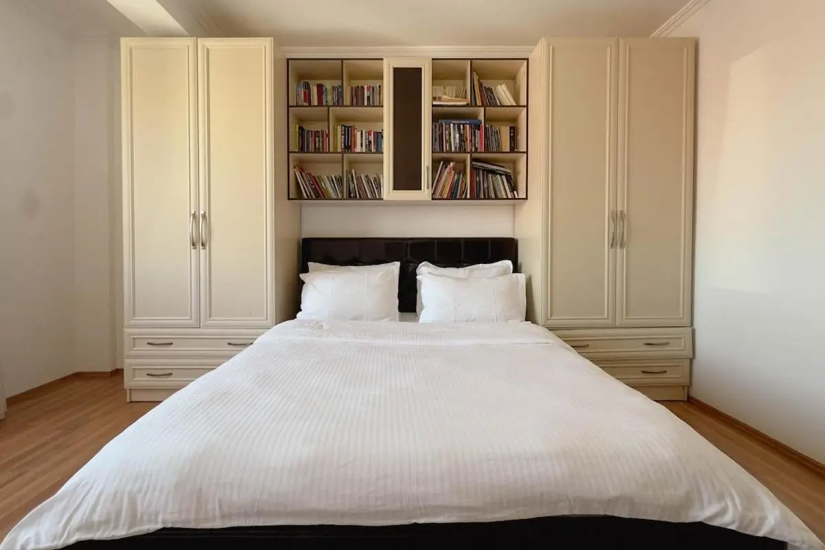 Whole Floor Apartment In Upscale Neighborhood