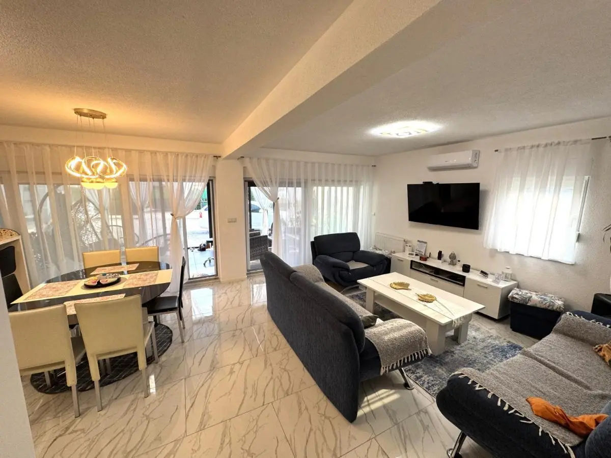 AM Una Lux House
