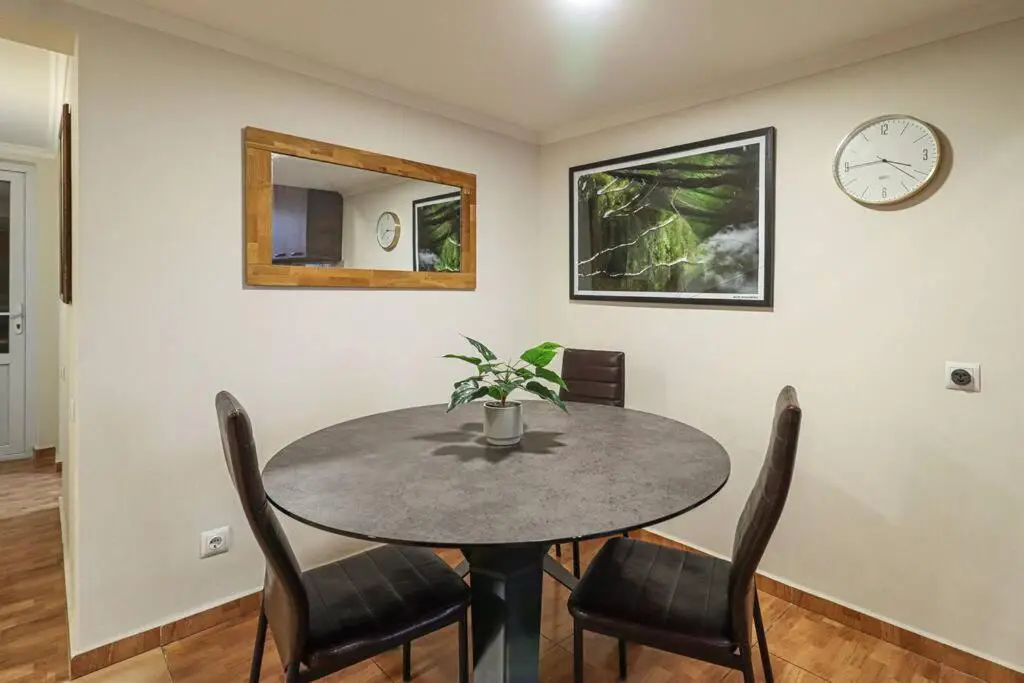 Cosy Central 2-BR Apartment-By Wehost