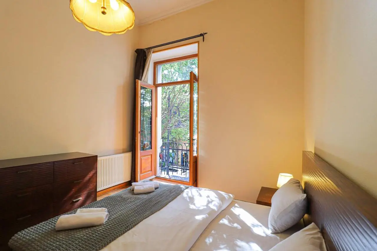 Central 4BR Apt for Groups & Families - By Wehost