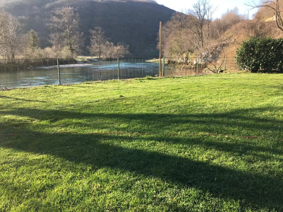"River paradise" Vikendica sa bazenom, ladarom i kaminom na samoj obali Vrbasa Banja Luka