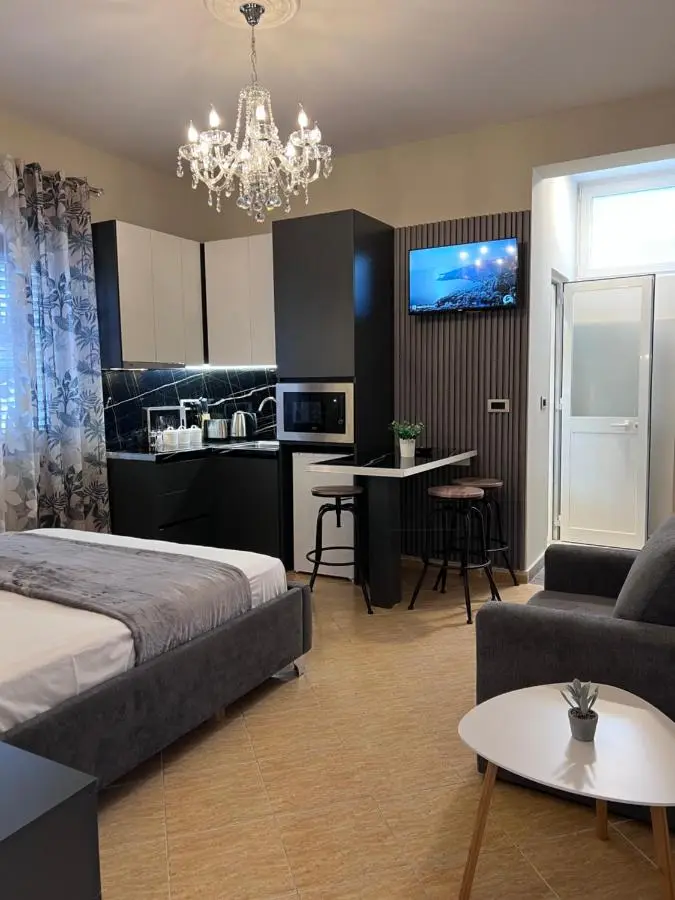White Star Villa - Studio Apartments with Parking