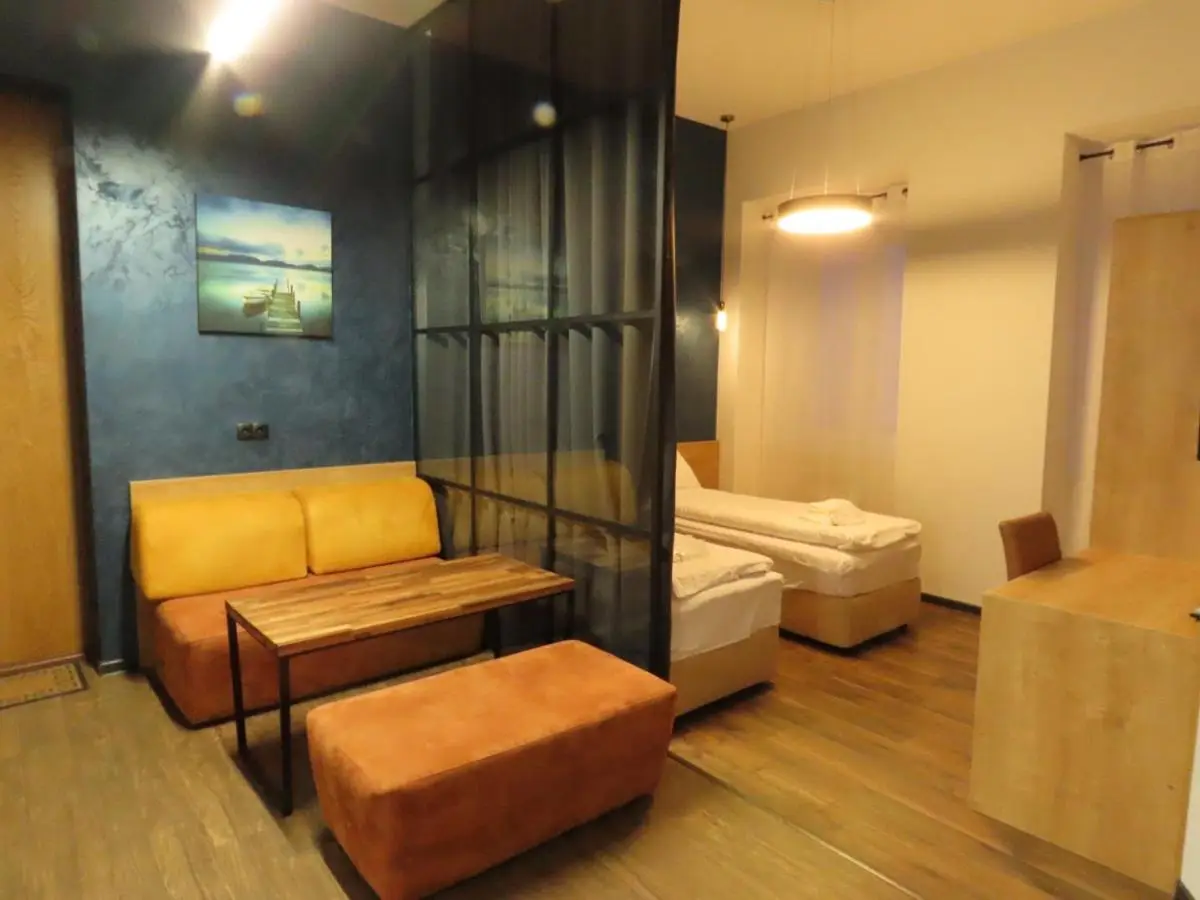 2BR loft apartment near Liberty square