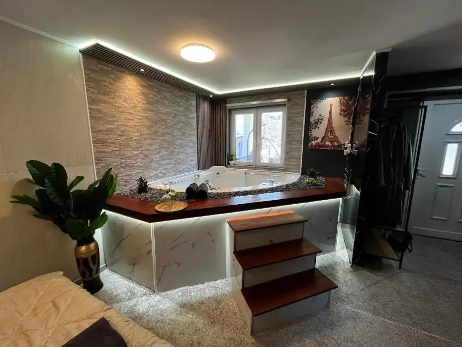 Royal Town- Luxury Jacuzzi Suite