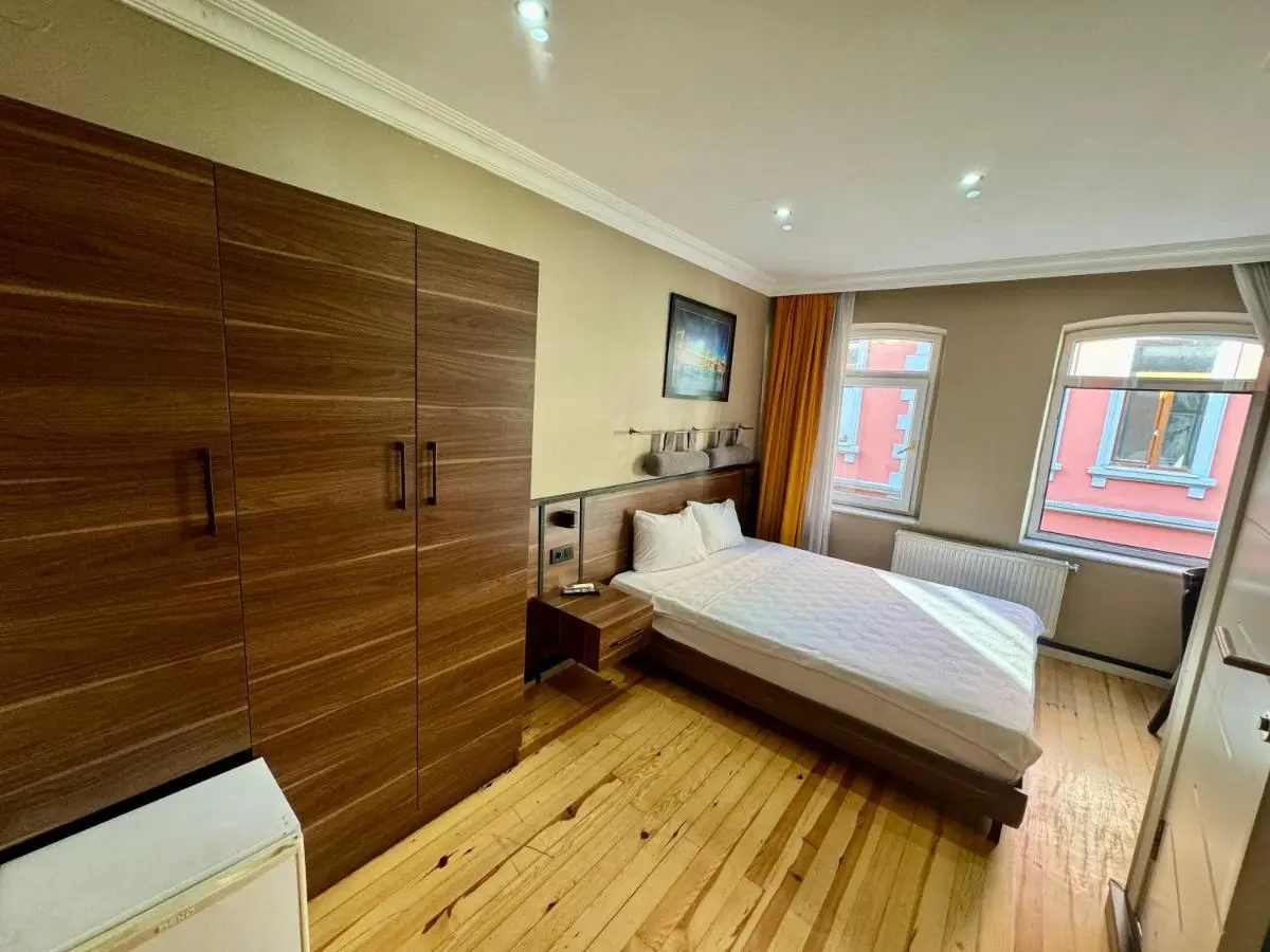 Aram Kerasi Rooms
