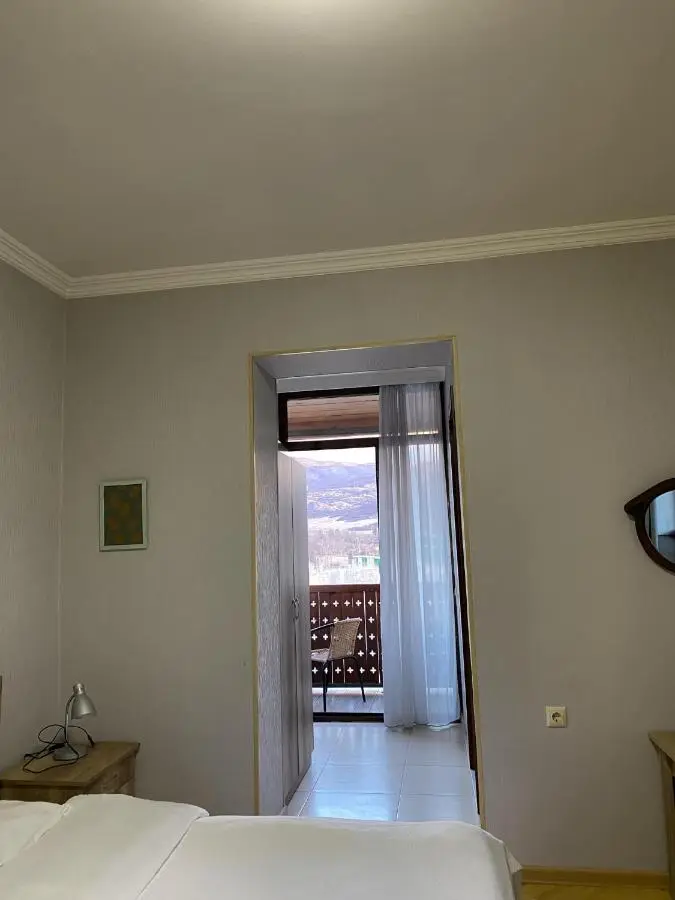 8 rooms