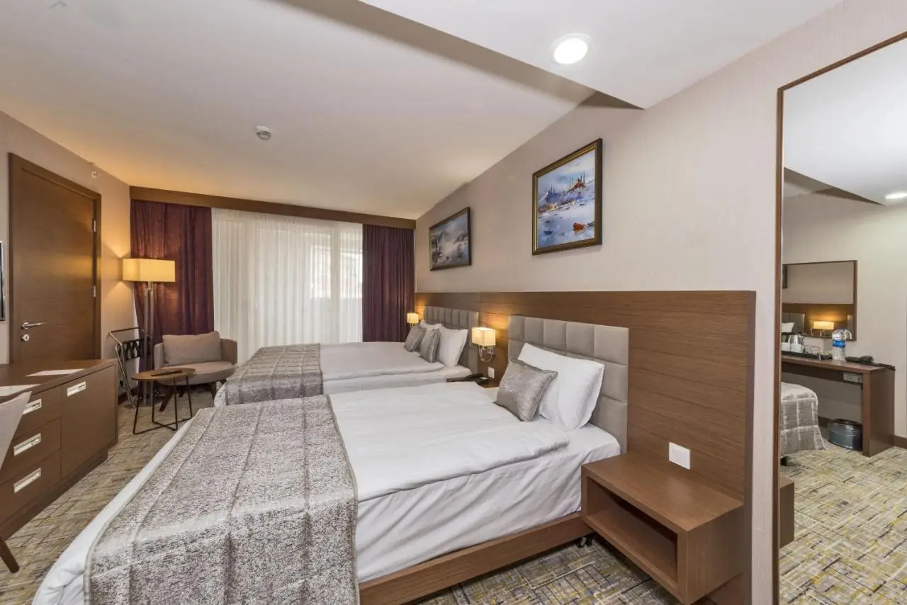 Land Park Hotel