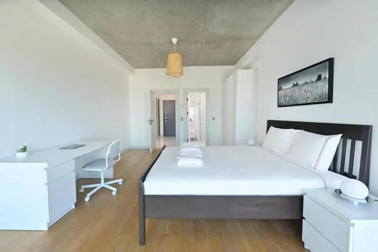 Bright Lovely Modern 2BD25 Condo PoolGym! #220
