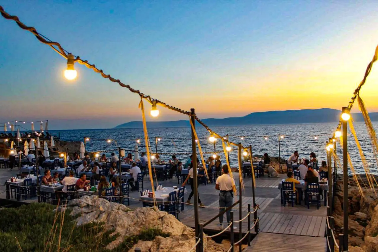 Maya Bistro Hotel & Beach