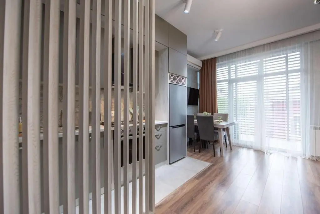 2-Bedroom Apartment with Spacious Balcony - Self Check-In - 5 Min to Metro