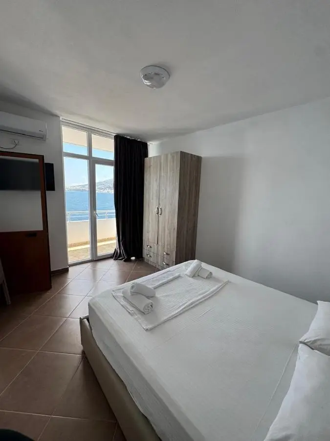 Redi's Seaview Apartments