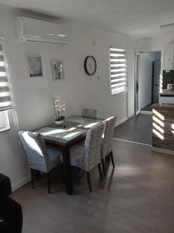 Holiday House White Hill