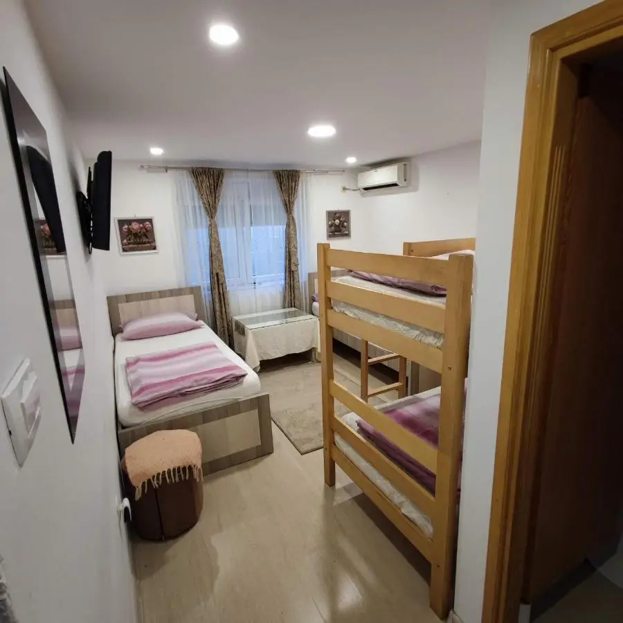 Apartments and rooms Lena