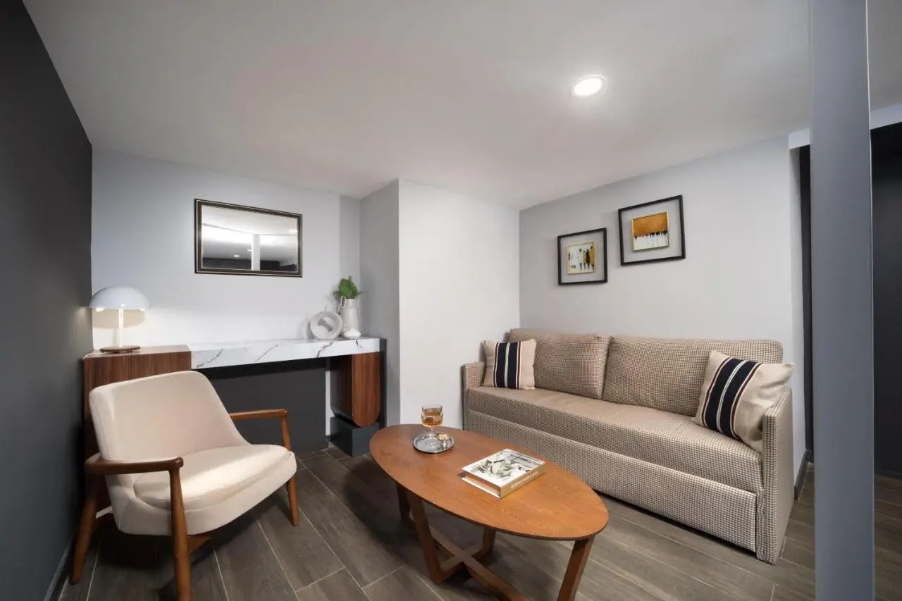 Second Suit Hotel