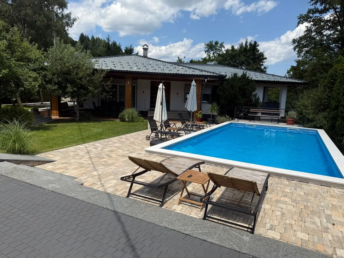 Villa Wood & Green Pool & Spa Residence