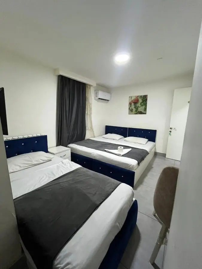 Pak Az Deluxe Hotel