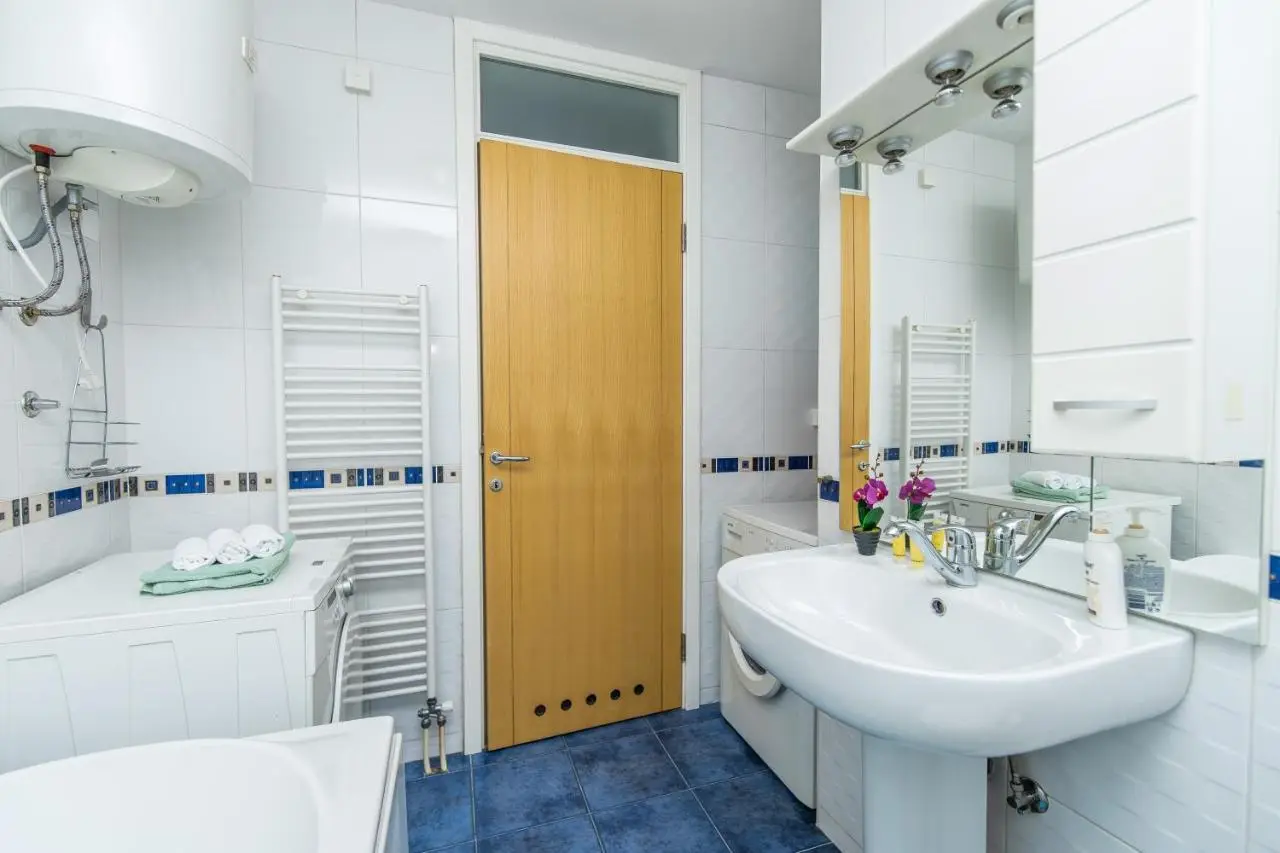 Modern 2BDR apartment in the center - FREE PARKING
