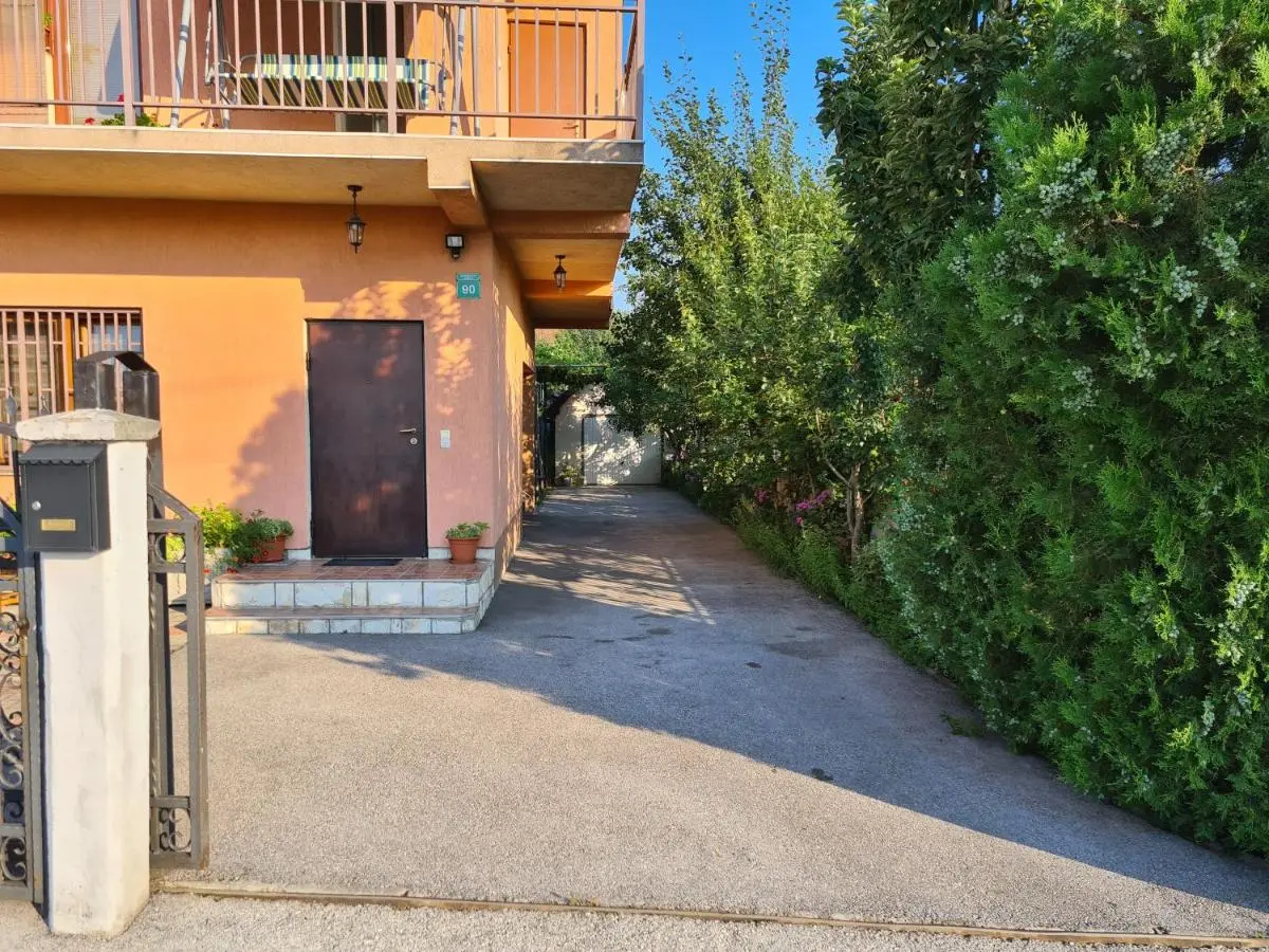 Apartman Nedim - Free Parking & Garden near Airport